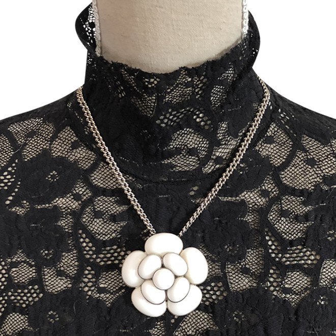 Chanel - Large Camellia Flower Necklace - Catawiki