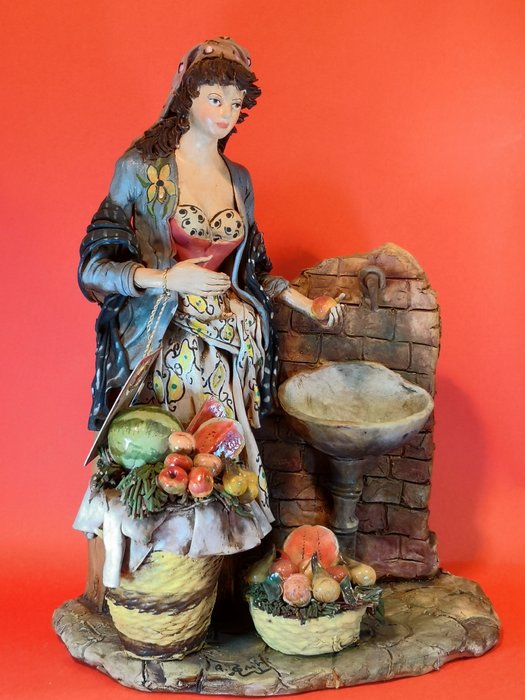 Angela Tripi - 在签名的赤土陶器的婴儿床雕塑 - 陶器