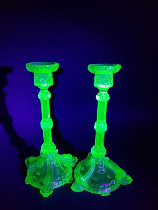Vallerysthal Portieux - Zwei Leuchter Urangrünes Glas