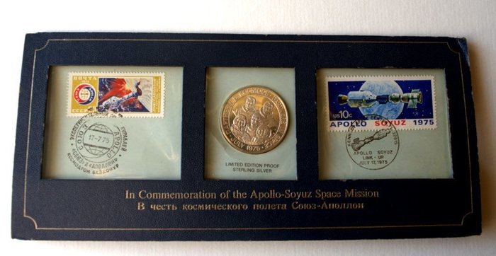 Apollo-Sojuz-avaruusoperaation juhlarakkaus hopeakolikko- ja postimerkkisarja 1975 - kolikko ja postimerkit