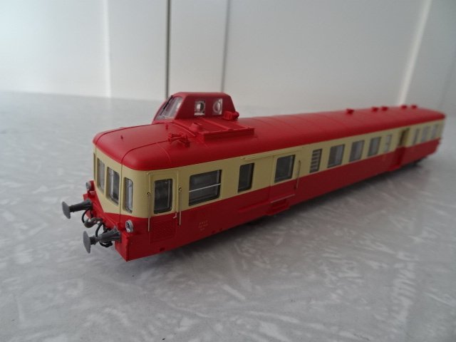 LS Models H0 - 10.127 - Motorised carriage - Picasso X3800 in red livery of the SNCF