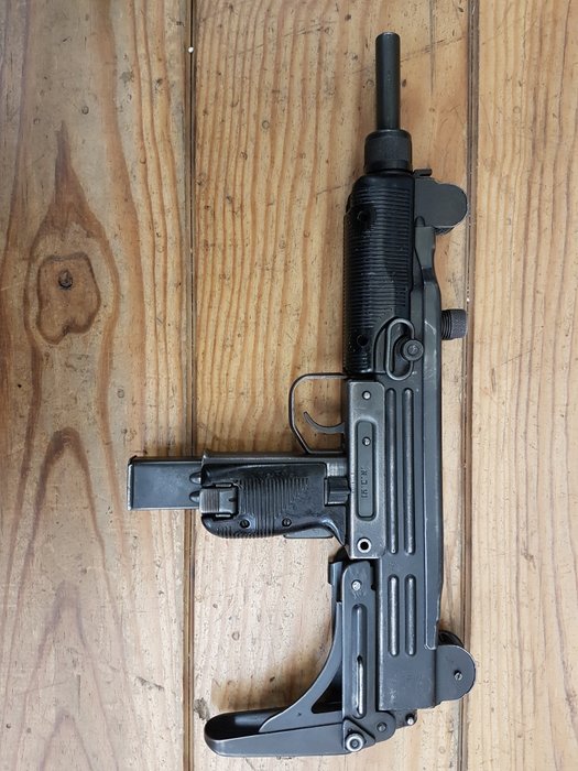 Offered for sale an Uzi pistol machine gun EU disabled.