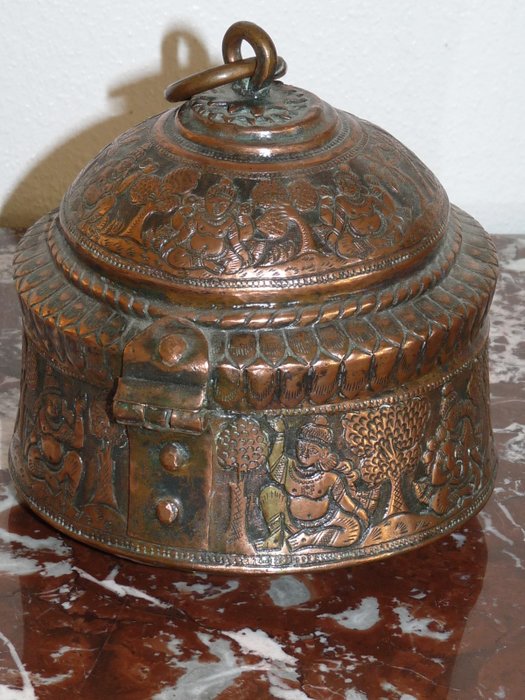 Betel nut box in copper, Antique India Indian Islamic brass Pandan Paan Daan Beter Leaf Box nut Container Box - India - 19th century