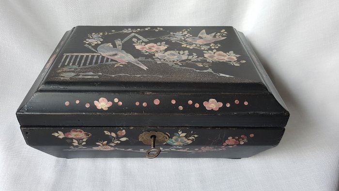 Old wooden sewing box (lacquer box) with mother of pearl inlay and inner box - Japan - ca. 1930