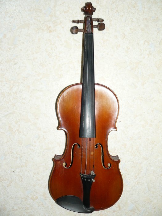 A nice old violin labelled “Nicolas Lupot Luthier rue de Grammont à Paris l’an 1798”.