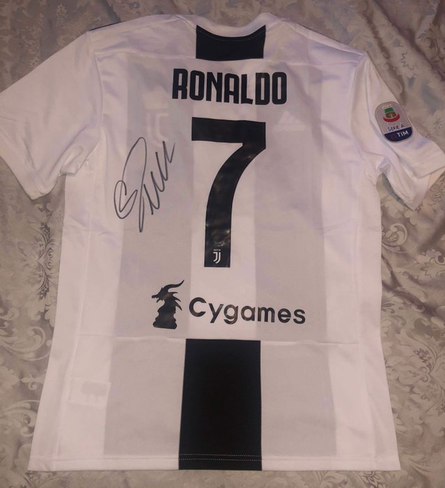 ronaldo signed juventus jersey