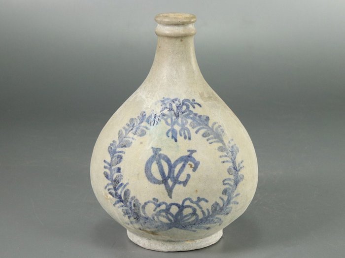 An Arita bottle with VOC inscription - Japan - 18th century (Edo period)