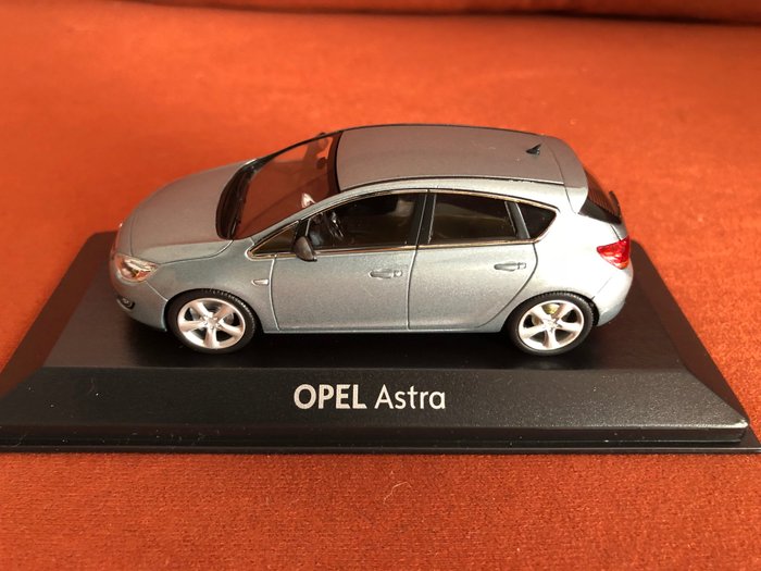 MiniChamps - 1:43 - Opel Astra J - 5 portes - Catawiki