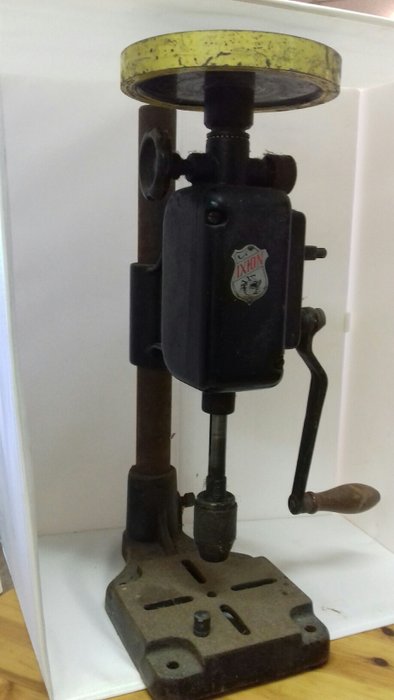 Ixion - Gamle søjleboremaskine, med støbejernsstandard - støbejern