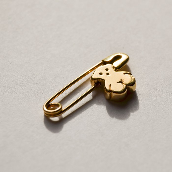 Tous - Pin in gold of 18 kt  with safety pin shape and the characteristic bear shape of the brand