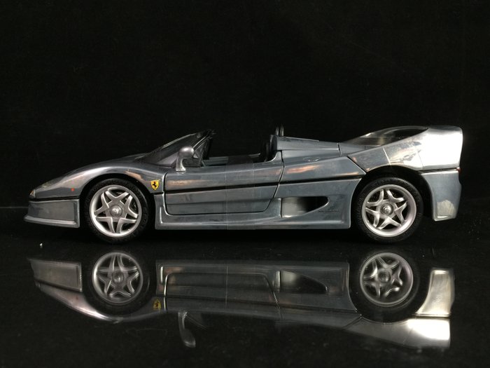 Hot Wheels - 1:18 - Ferrari F50 in Crom - Limited Millenium Edition  - Begränsad och färdig hand
