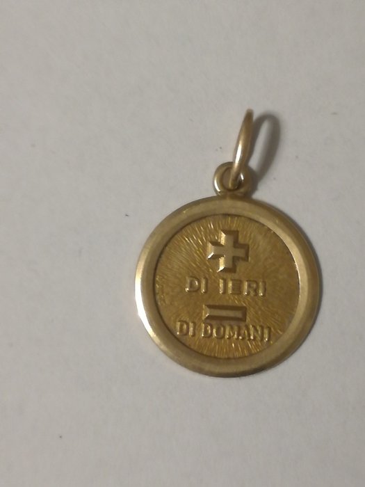 'Medaglia dell'amore' (love token) in 18 kt gold 'Di Ieri Di Domani' by UnoAerre 1960