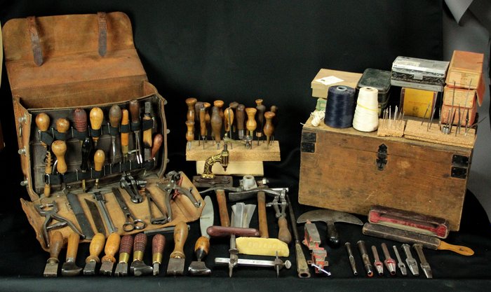 Anciens outils bourrelier, sellier, cordonnier Læder