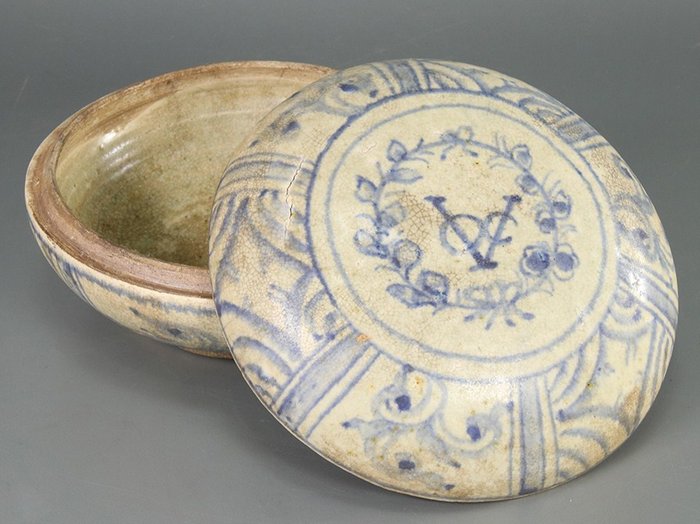 An Arita porcelain lidded dresser box with VOC inscription - Japan - 18th century (Edo period)