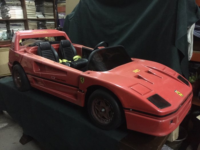 Modelle/ Spielzeug - Child's Car - Battery Powered Ferrari F40  - 1989-1990 (1 Objekte)