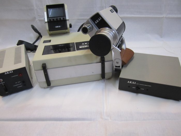 portable Videoausrüstung AKAI Videorecorder VT 100S mit Videokamera VC 110S - Kontrollmonitor und Zubehör