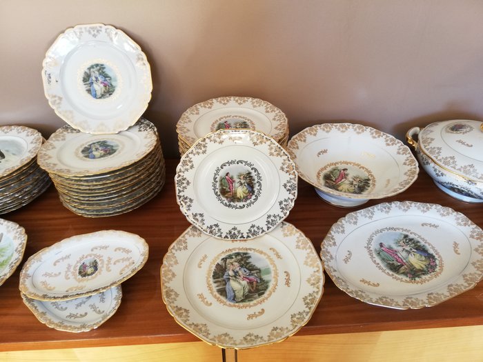 R.P. LIMOGES Servizio al tavolo di 78 pezzi - Décor signé Fragonard - porcellana