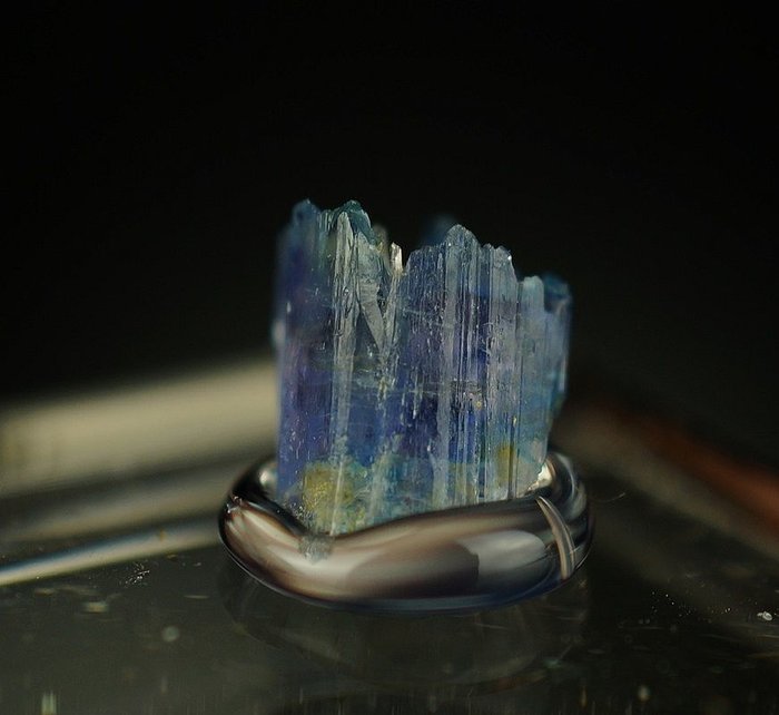 Cristalul Jeremejevite - unul dintre cele mai rare minerale pe cristal gravat pe Pamant - 0,5 x 0,5 x 0,4 cm - 2,9 g with acrylic stand