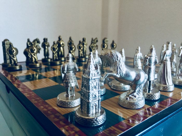 Chess set, 新西班牙重新夺回 - 黄铜
