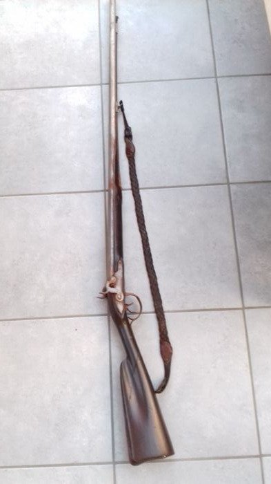 Ancien fusil de chasse à poudre noir