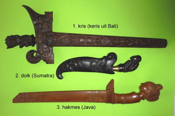 Drie traditioneel gedocoreerde Indonesische messen, keris, hakmes en dolk.