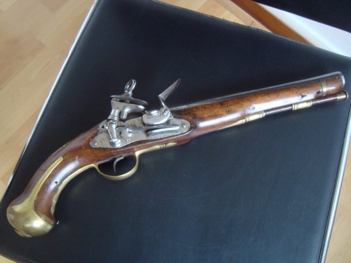 Big Spanish regulatory horse pistol with flint with the Miquelet lock, bodyguard of the King of Spain