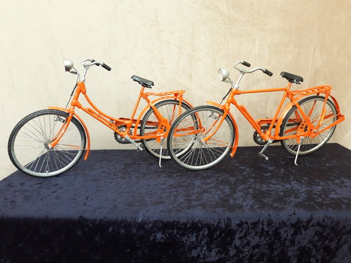 Made in INA - Miniatuur Oranje Oma-fietsen Dames/Heren - Sæt med 2 af 2 - Metal / Gummi