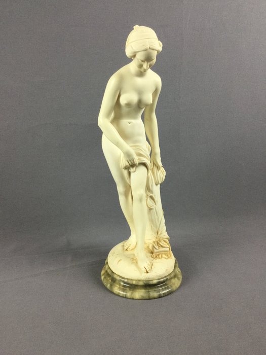 A. Giannelli - statue d’une femme nue a l’antique signé  - Resin/Polyester