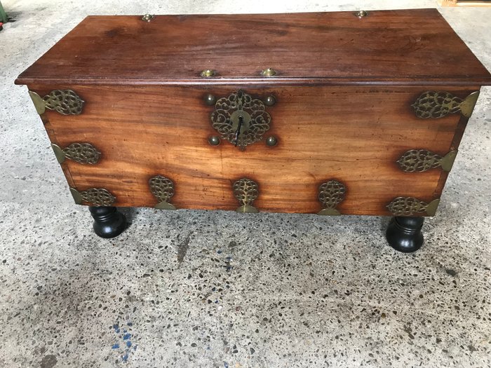 VOC chest from 1715