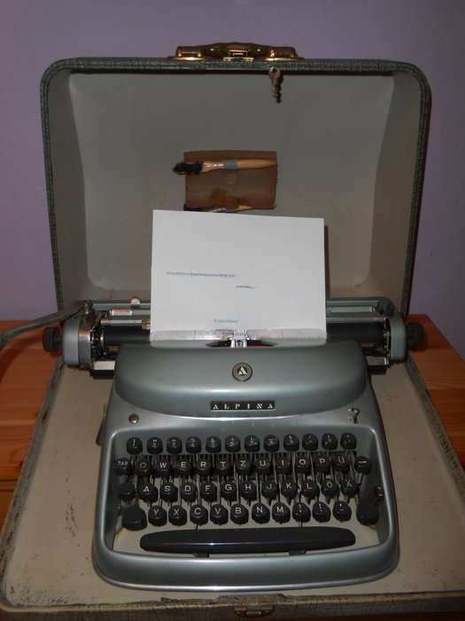 Alpina - Alpina skrivmaskin med resväska och nyckel