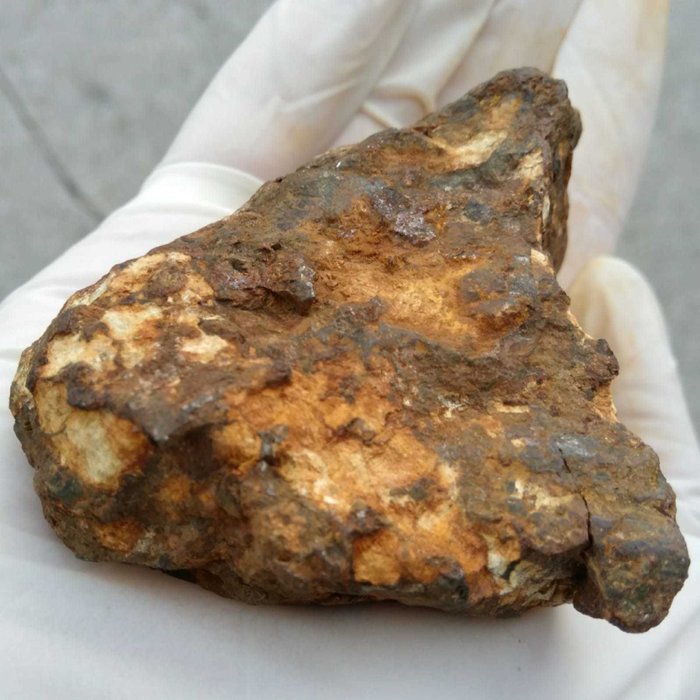 Sericho Pallasit. Stein- Eisen- Meteorit - 8×4×4 cm - 293 g
