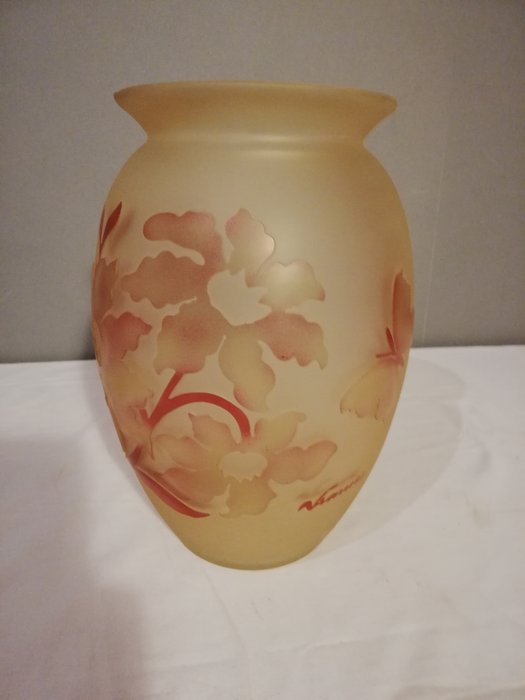 Vianne - Vase à décor de fleurs & papillon dégagé à l'acide