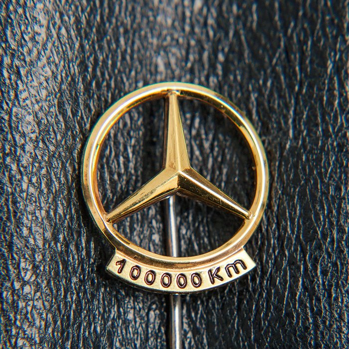 Image 2 of Accessory - Polished Mercedes Benz Daimler Silver Gold Pin 100.000 & 250.000 Km * No Reserve Price