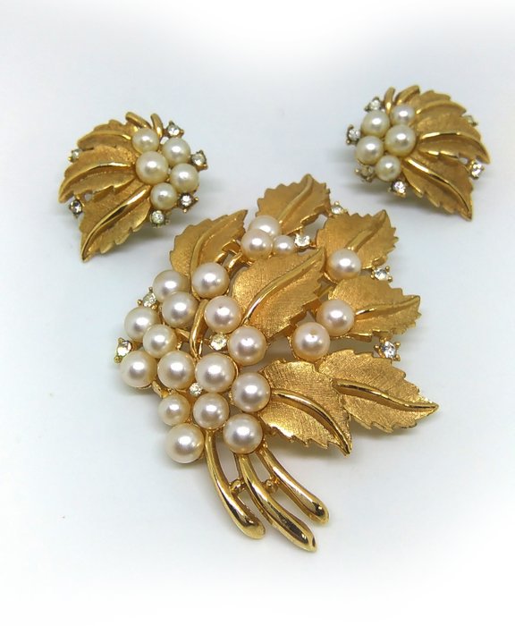 Trifari - Brooch, Earrings - Gold-plated - pearl  faux