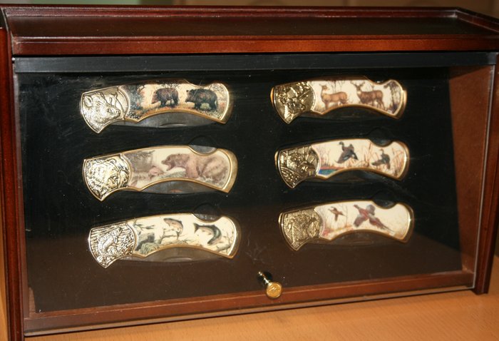 Franklin Mint - Jagd- und Anglermesser in Sammelvitrine - Sammlung von 6 - Holz, Porzellan, Stahl (rostfrei), Vergoldet