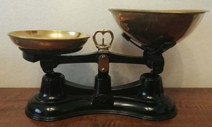 Salter e un ceppo in legno con 11 pesi in ottone - Vintage Salter scale No. 56 max 2 kg - Brass, Iron (cast/wrought)