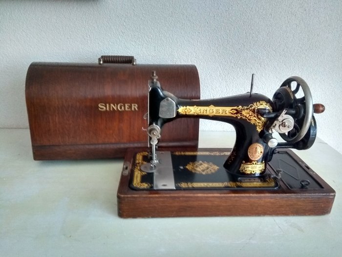 Singer 29K sewing machine with dust cover, 1936 - Iron (cast/wrought)
