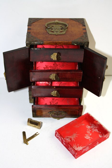 Chinese jewelry box with bronze fittings - 1 - Wood