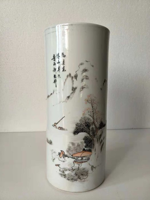 Vase rouleau en porcelaine de la famille rose à décor de scène - Chine - période République (1912 - 1949)