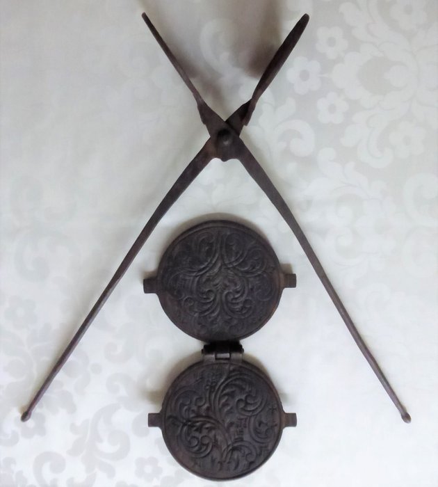 Husqvarna - Two antique waffle irons - Wrought iron