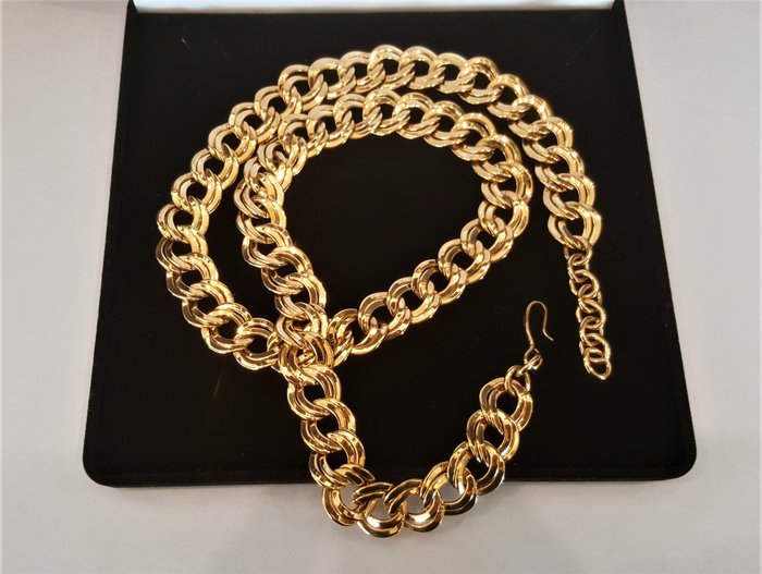 MONET - Goldfarbene, doppelt geschwungene Halskette - Goldfarbenes Metall