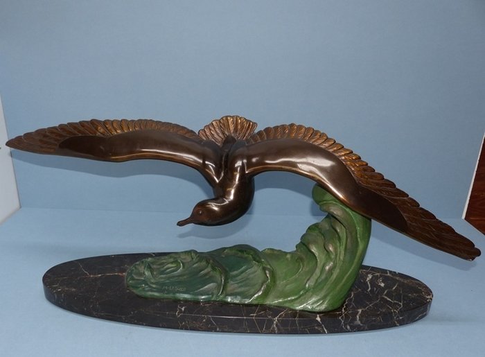 M. Leducq - Möwe fliegt über die Wellen - Art Deco Skulptur