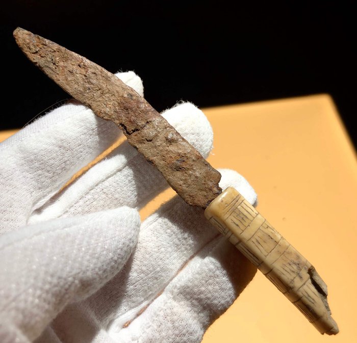 Romersk antikk Strykejern / Bone Kniv med et benhåndtak med lineær dekorasjon. - 137 mm