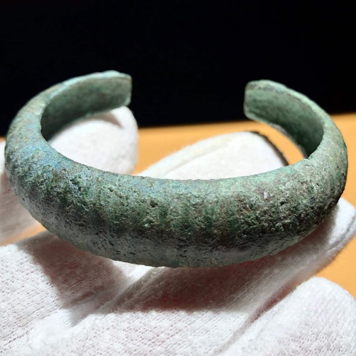 Préhistorique, âge du bronze Bronze Bracelet en cuivre avec décoration - 67 mm