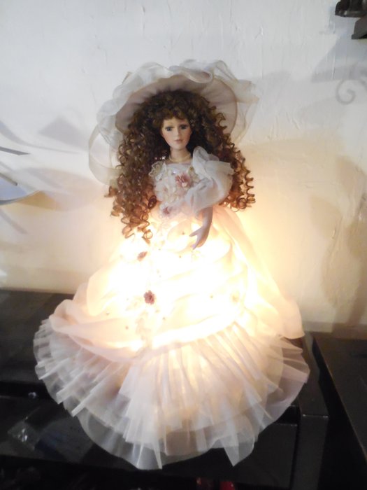 Porcelain doll mounted lamp - Collection - Porcelain, fabric, tulle, pearls
