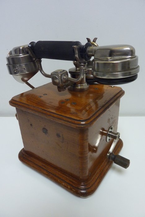 Thomson Houston Paris (?) - model 1910 - Een handkruktelefoon op het bureau - Hout- Eik