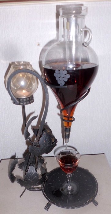 Vintage wine decanter with glass balloon - Wrought iron and glass - Iron (cast/wrought)