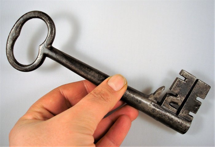 Stor antikke nøgle, Norditalien - Jern (støbt/smeltet) - 17. århundrede