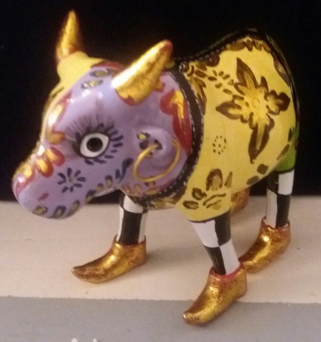 Toms Drag  - Statue Cow Figurine - Marmorin painted