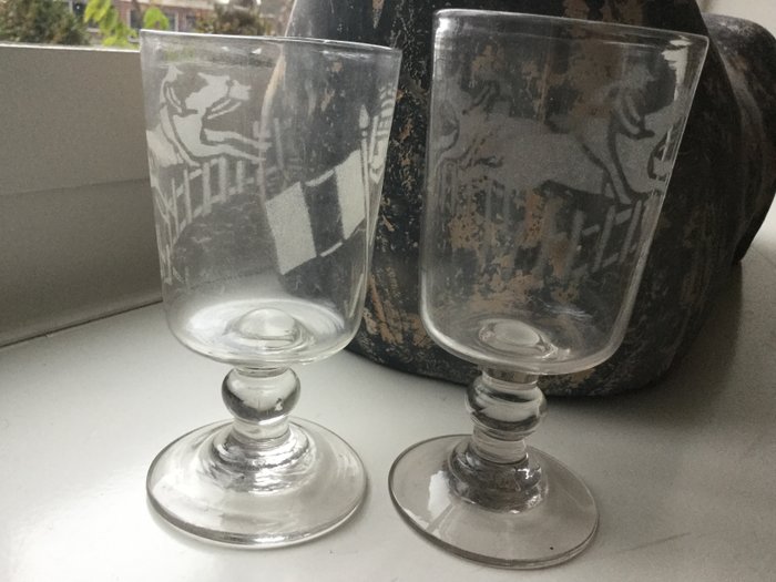 Mundgeblasene / gravierte antike französische Weingläser - Sammlung von 10 - Antique Glass